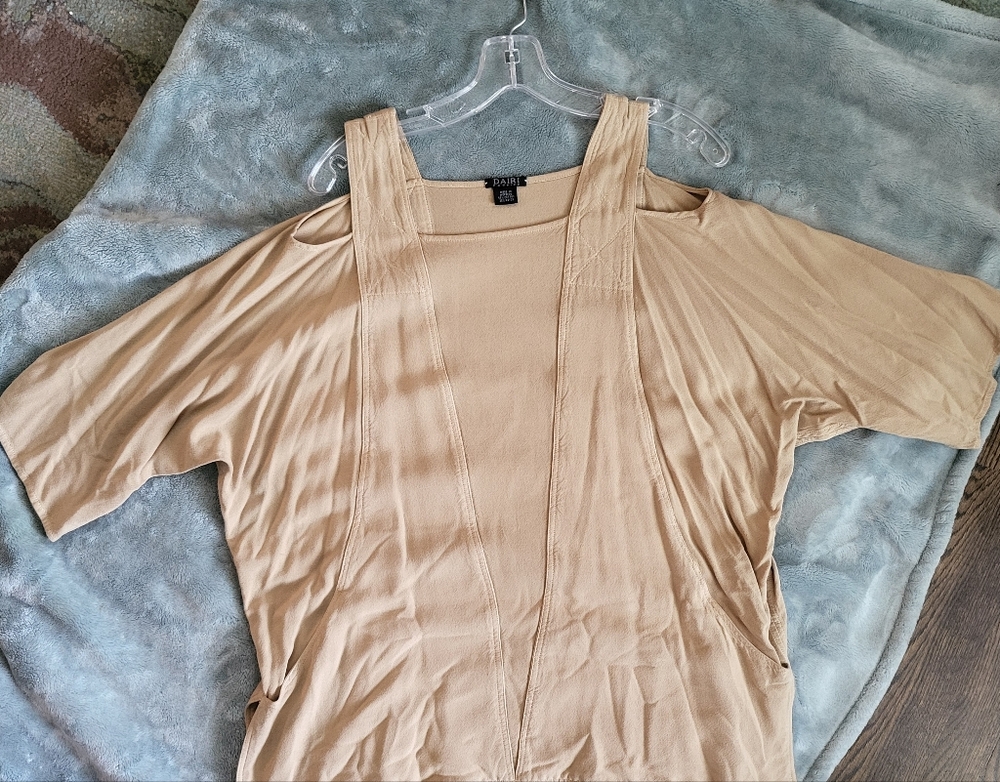 Dairi peek-a-boo shoulder, size M, beige top, front pockets
